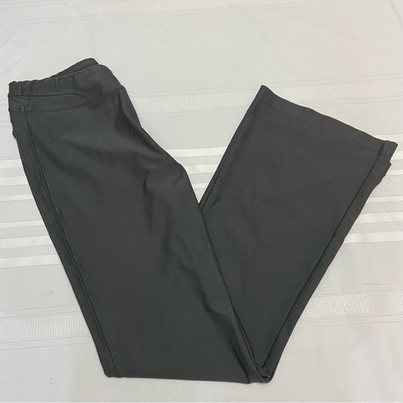 Nike Dry Fit Dark Gray Flare Leg Womens Gym, Workout / Yoga Pants - EUC-S Short - Picture 2 of 8